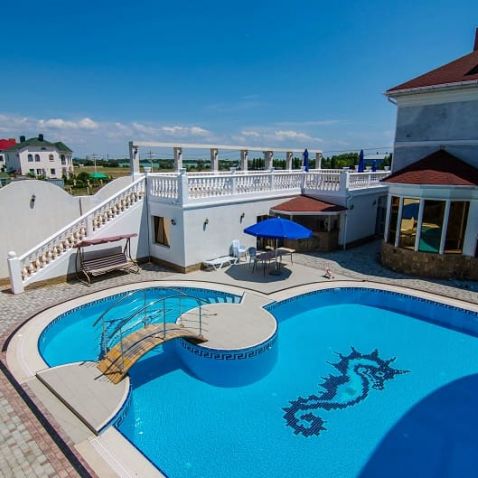 Отель с бассейном в Евпатории