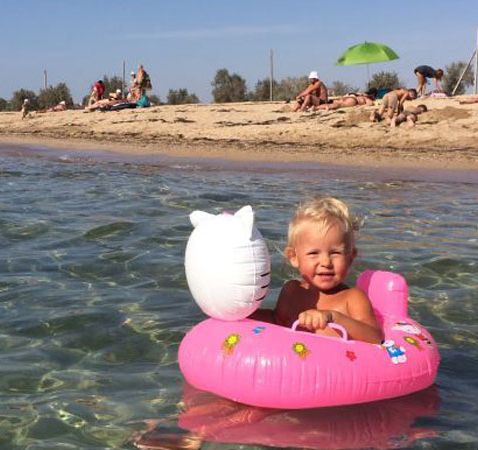 Девочка купается на отдыхе в Заозерном, Крым