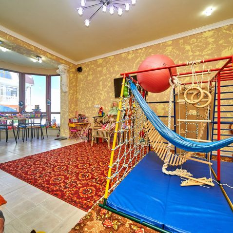 Оборудованная детская комната в отеле Евпатории для отдыха с детьми