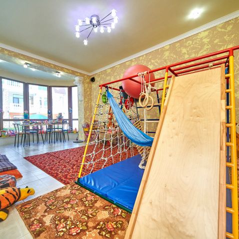 Оборудованная детская комната в отеле Евпатории для отдыха с детьми