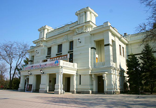 Театр им. А. Пушкина в Евпатории